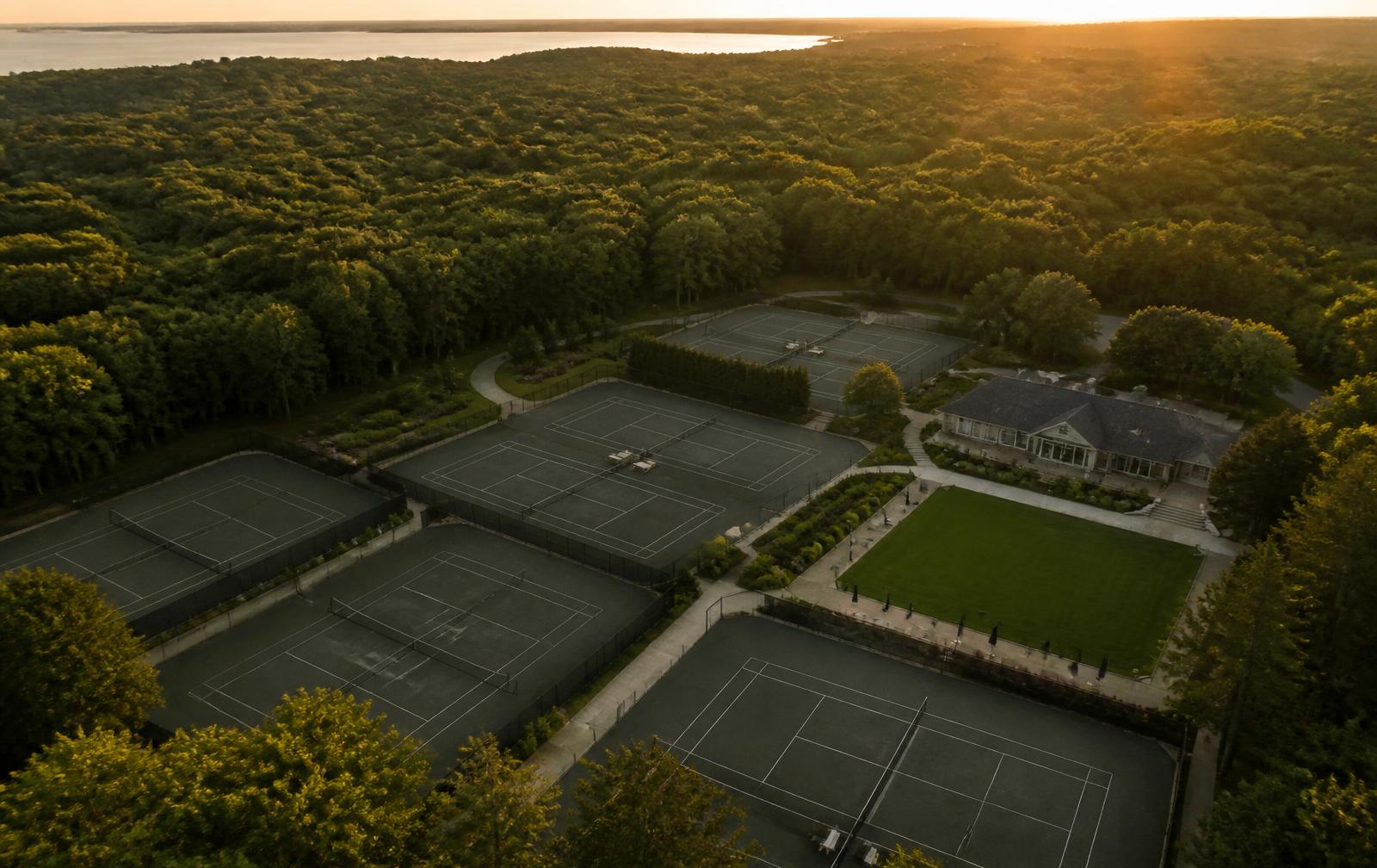 Luftaufnahme einer bestehenden Tennisanlage, symbolische Darstellung